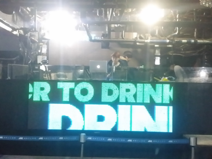 클럽 내부 DJ 부스앞쪽에 설치 된 LED 전광판입니다.