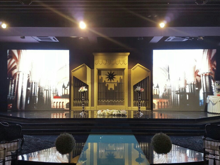 웨딩홀 내부에 250인치 led 전광판 설치하였습니다.